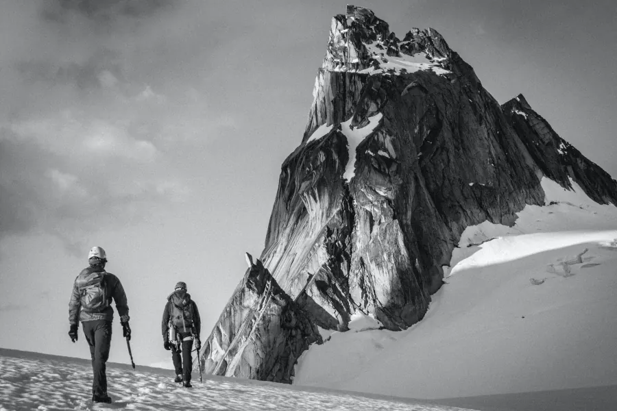 Dwójka alpinistów w drodze na szczyt