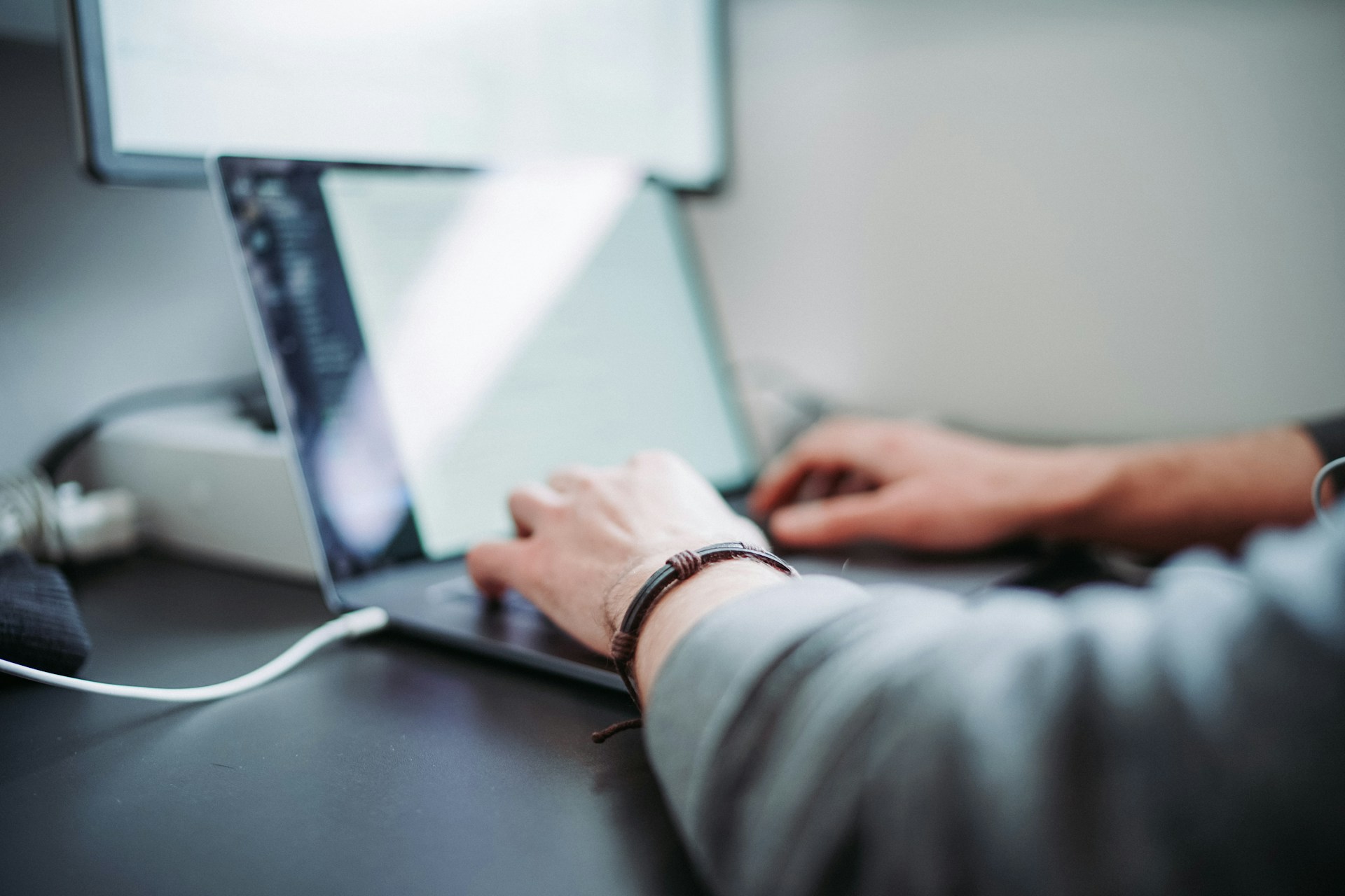 Keyword Stuffing: jak optymalizować treści, by nie narazić się na filtry i bany?